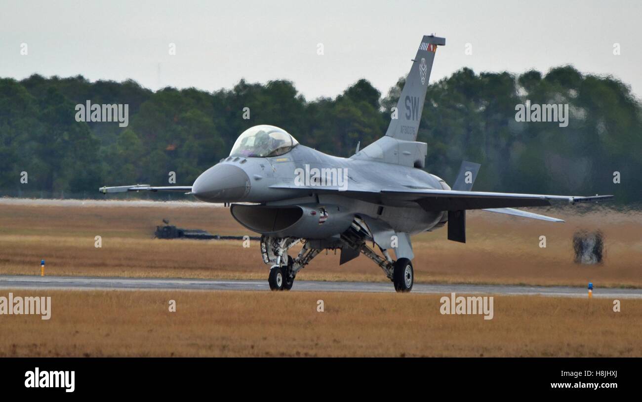 Una forza aerea F-16 Viper/Fighting Falcon taxi verso il basso di una pista in Pensacola, Florida Foto Stock