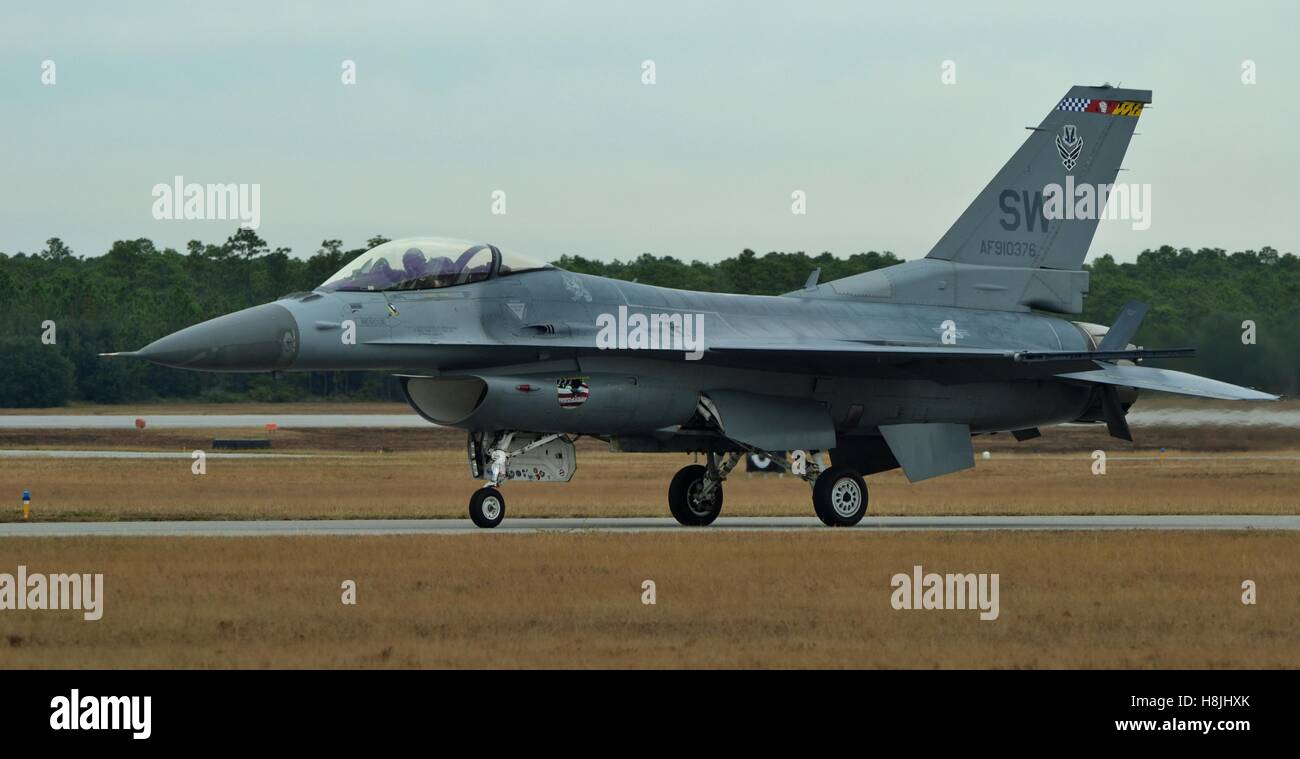 Una forza aerea F-16 Viper/Fighting Falcon taxi verso il basso di una pista in Pensacola, Florida Foto Stock
