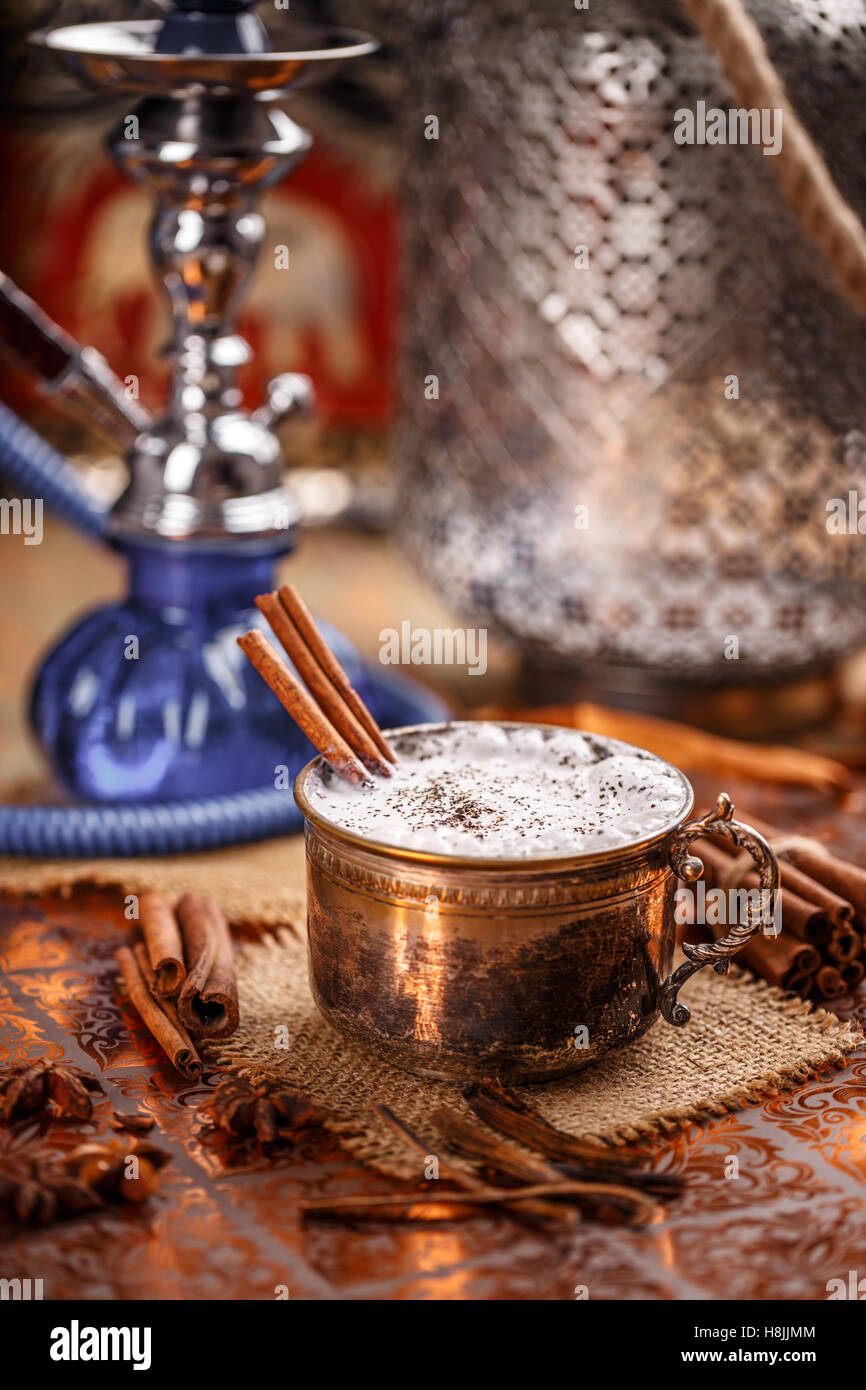 Chai latte, un nero speziato tè cinese miscelato con latte e spezie esotiche Foto Stock