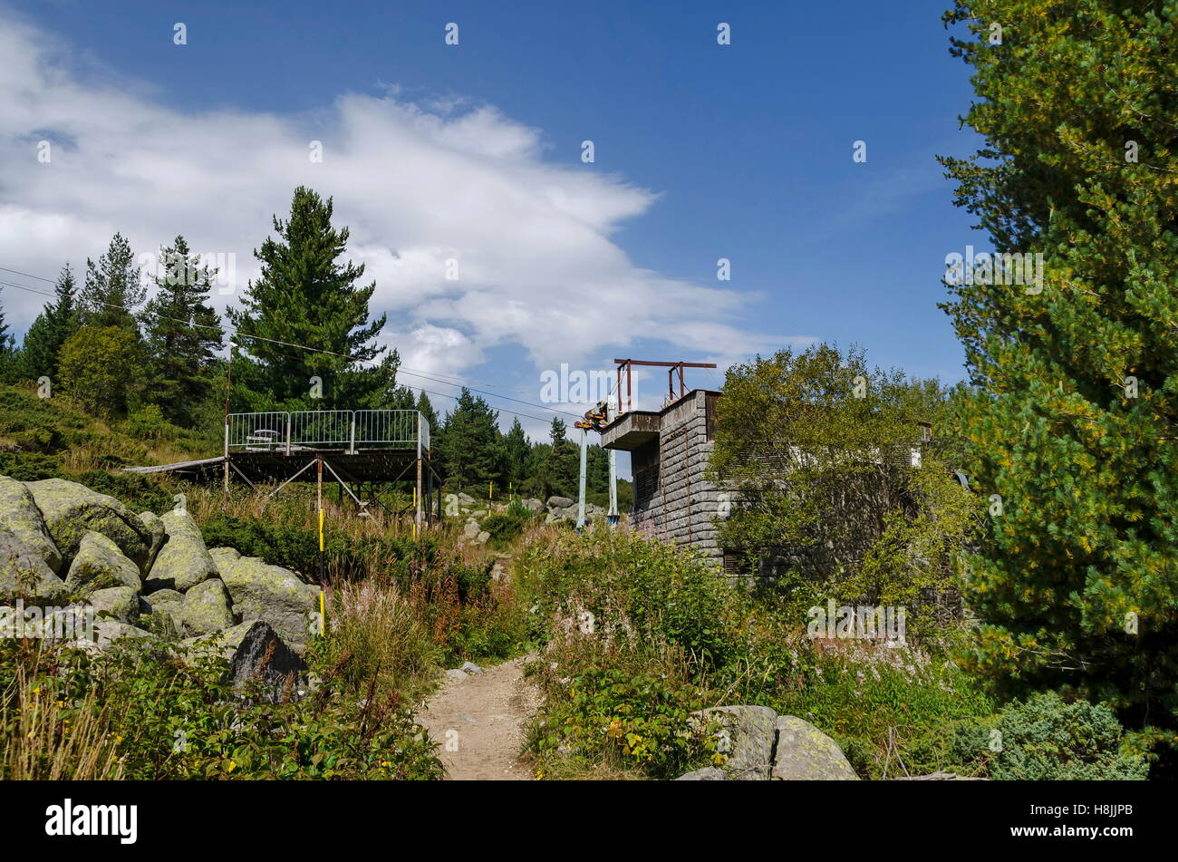 Stazione di sci vecchio trainare o sollevare in giornata soleggiata con cielo blu verso Cherni vrah picco, montagna Vitosha, Bulgaria Foto Stock