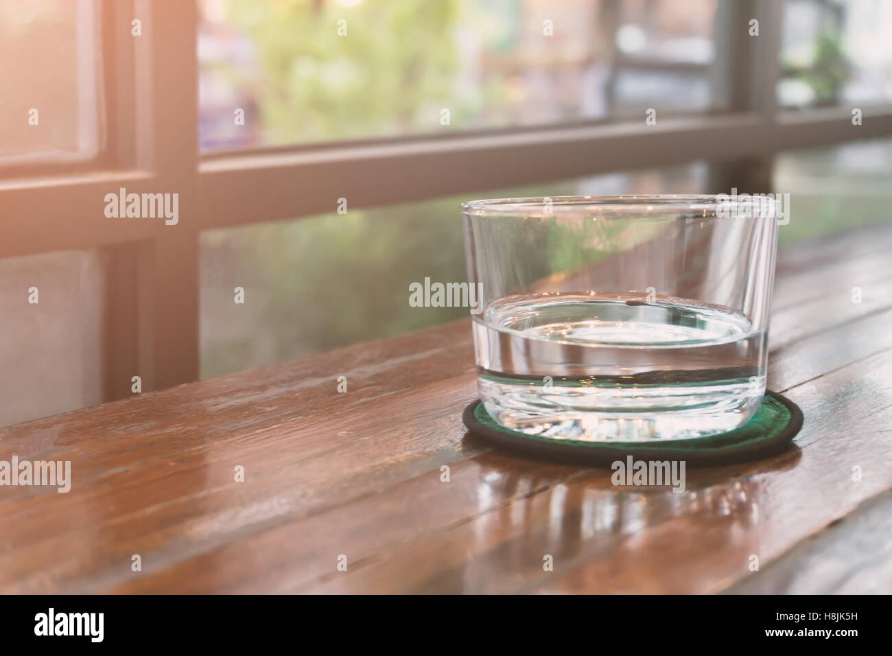 Bicchieri di acqua su un tavolo di legno. Messa a fuoco selettiva. DOF poco profondo. Foto Stock