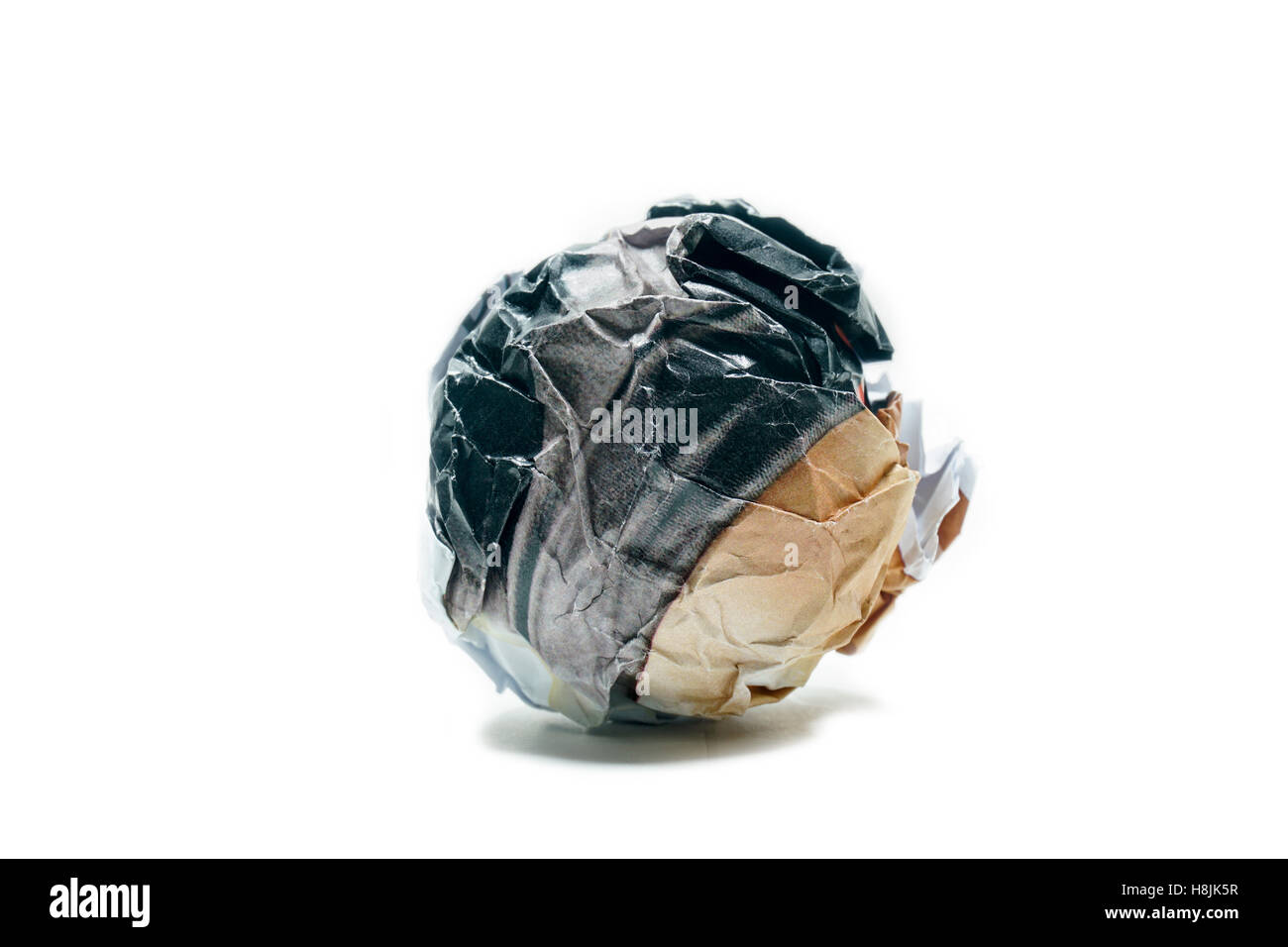Un incasinato il pezzo di carta in forma sferica., sgualciti foglio di carta isolato ., carta indesiderata può essere riciclare su sfondo bianco Foto Stock