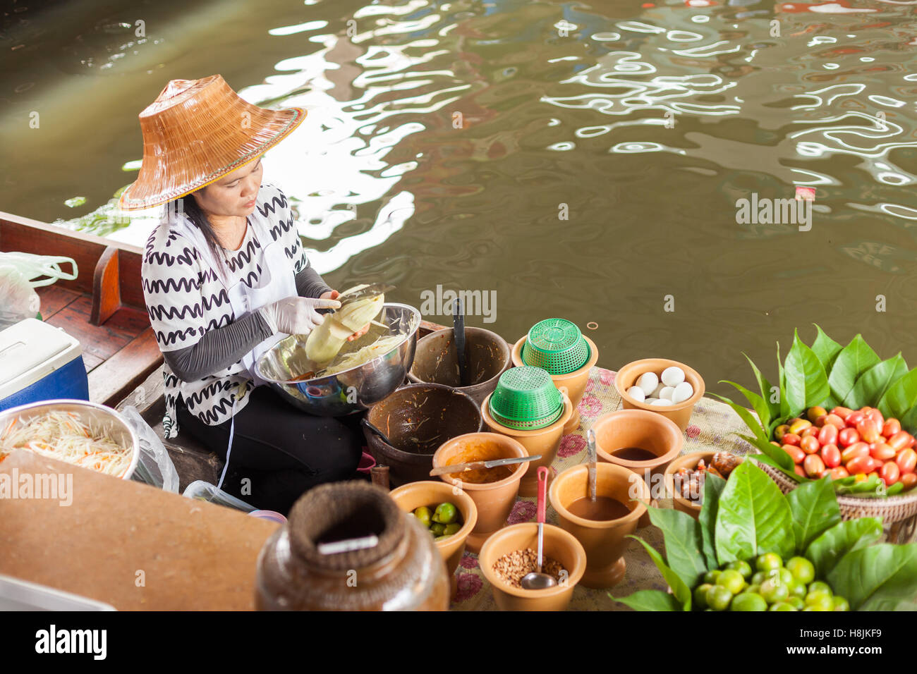 BANGKOK - 15 OTT 2016: una donna in floating Cucina verdure su ottobre 15, 2016 In Taling Chan Mercato Galleggiante di Bangkok, Tha Foto Stock