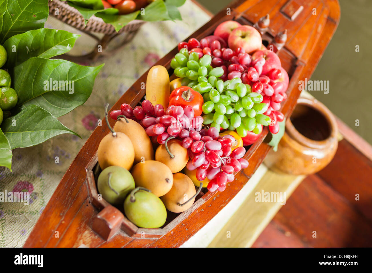 Un assortimento di frutta fresca in una cucina flottante in Thailandia Foto Stock
