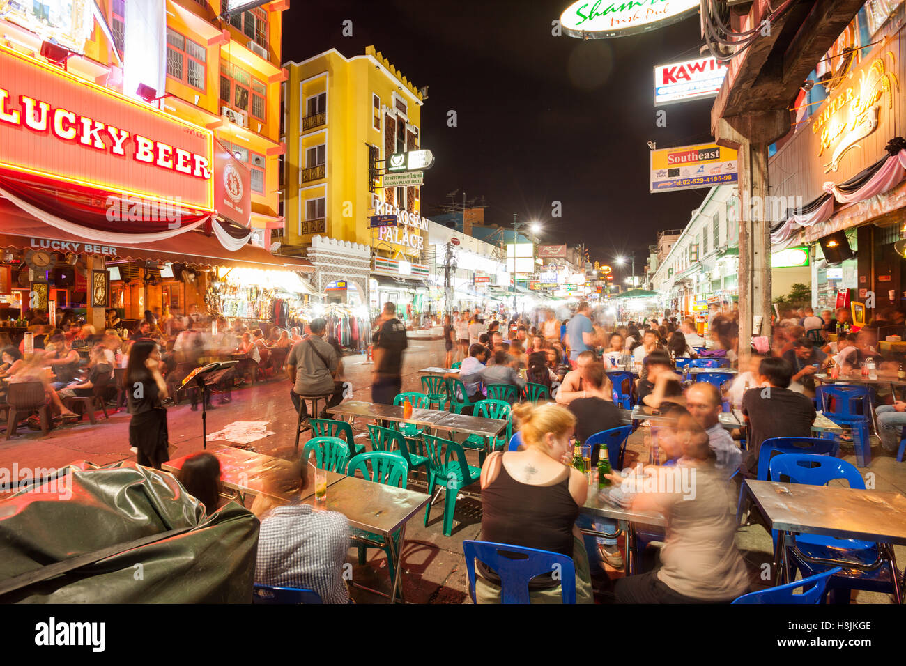 BANGKOK - 20 OTT 2016: stand gastronomici, bar e negozi turistici linea Khao San Road a ottobre 20, 2016 a Bangkok Foto Stock