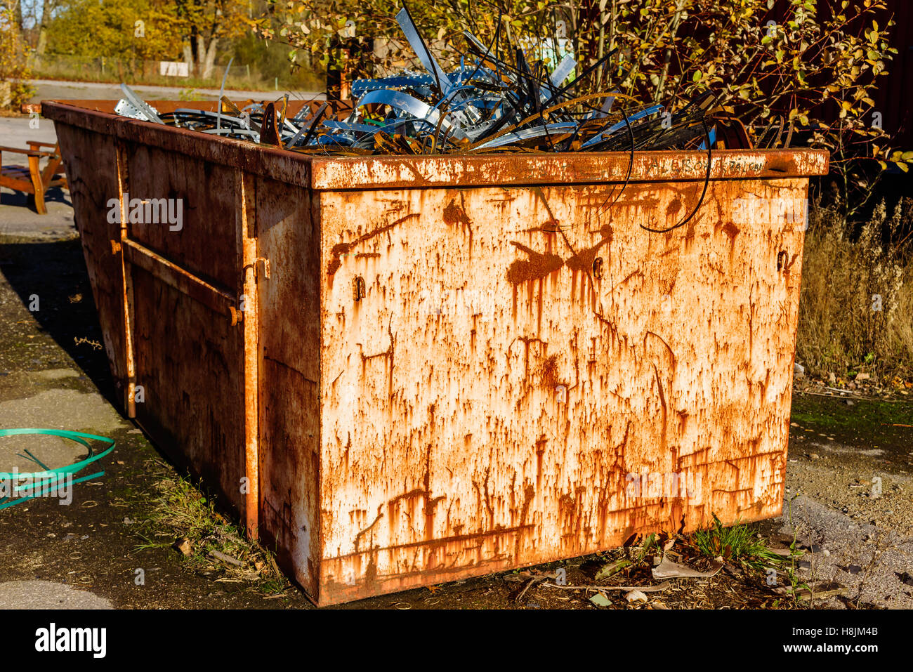 Rifiuti di metallo in rusty vecchio contenitore. Foto Stock