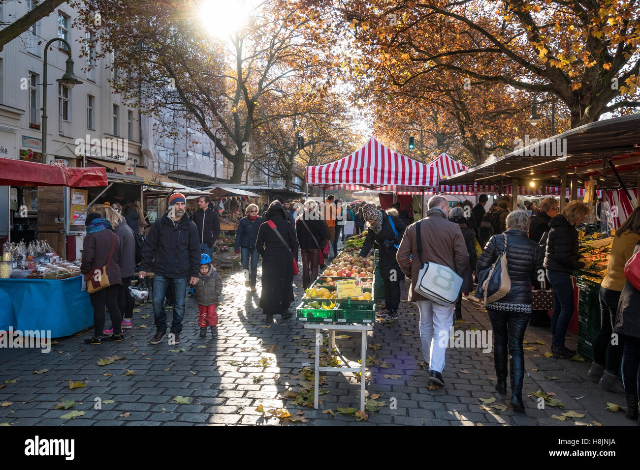 Fine settimana mercato all'aperto a Kollwitzplatz in autunno a Prenzlauer Berg , Berlino, Germania Foto Stock