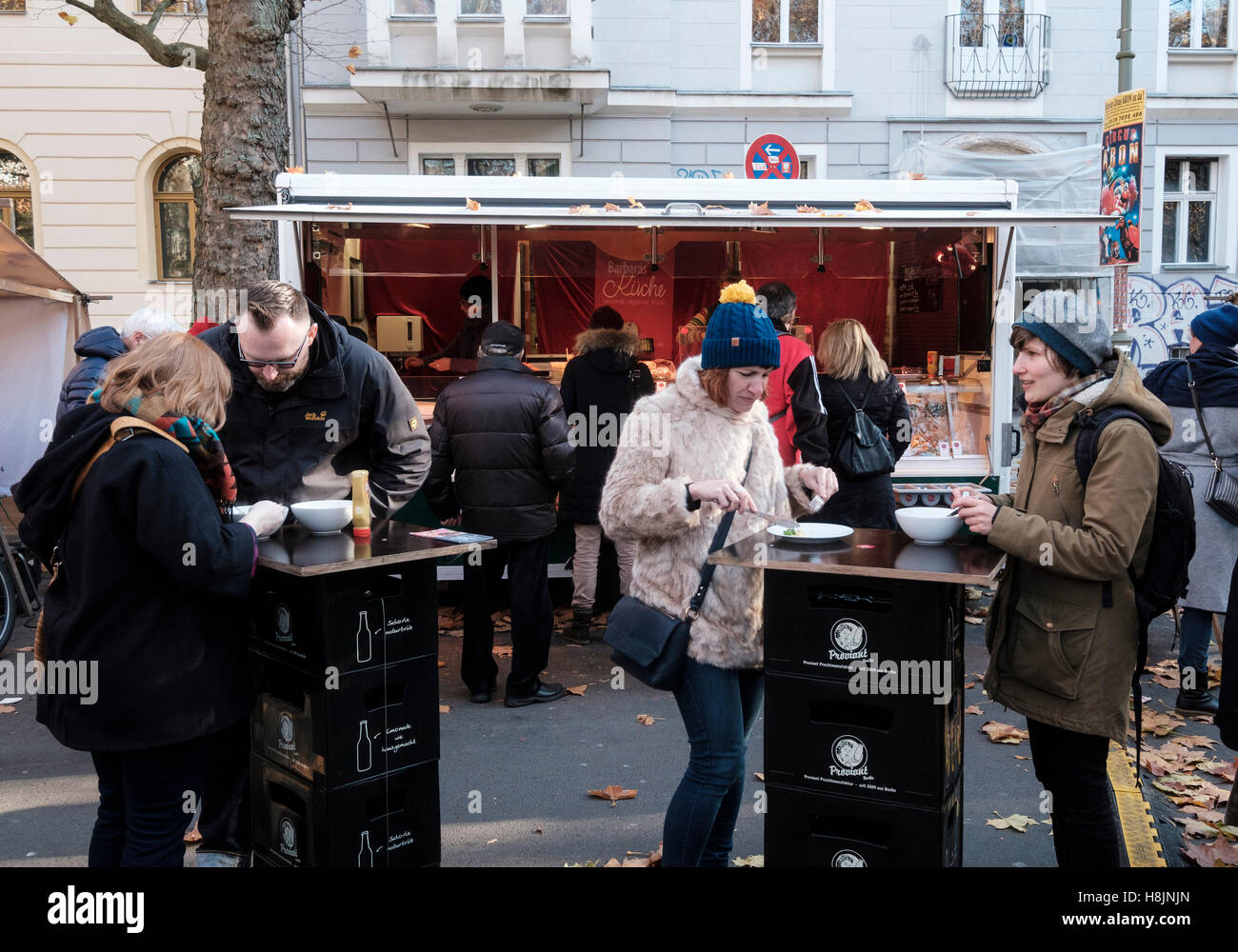 Fine settimana mercato all'aperto con stand gastronomici a Kollwitzplatz in autunno a Prenzlauer Berg , Berlino, Germania Foto Stock