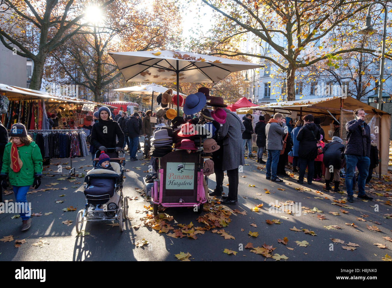 Fine settimana mercato all'aperto a Kollwitzplatz in autunno a Prenzlauer Berg , Berlino, Germania Foto Stock