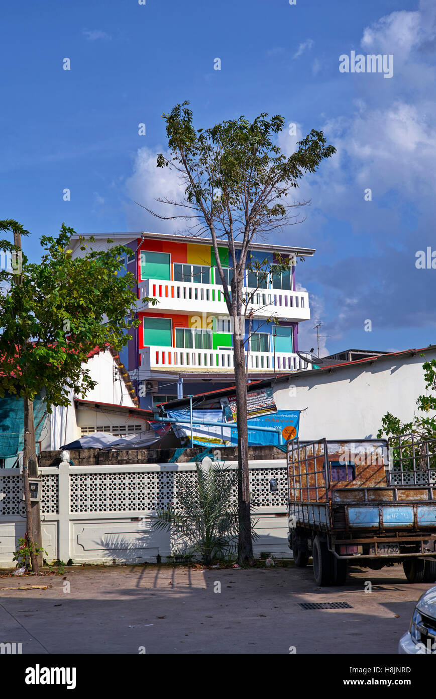 Edificio dipinto a più colori in un ambiente in fase di inattività che offre il concetto di nuovo rispetto a vecchio. Thailandia, S. E. Asia Foto Stock
