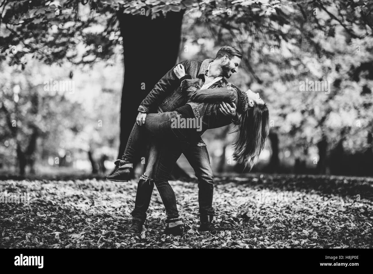 Coppia giovane divertirsi nel parco di autunno Foto Stock