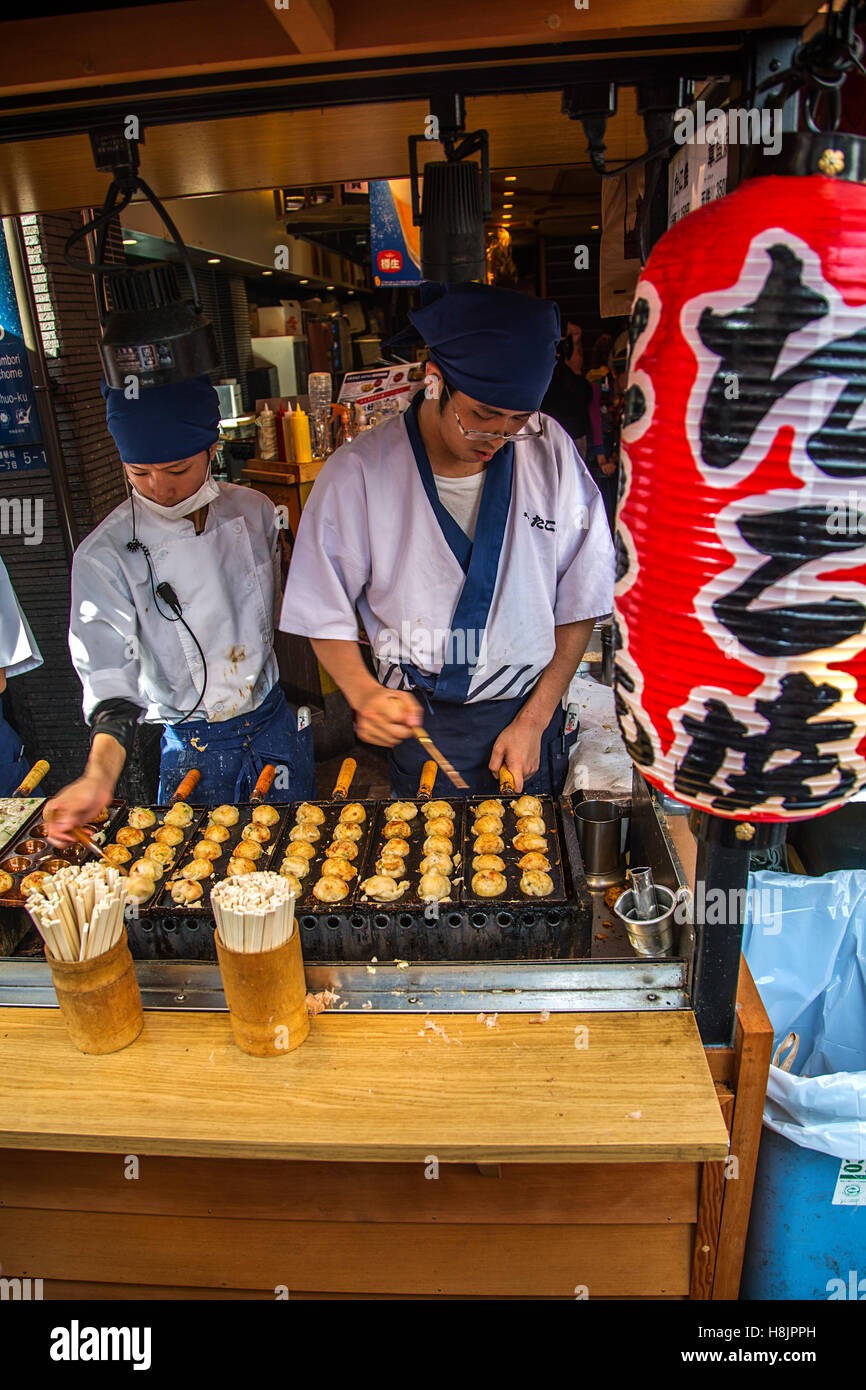OSAKA, GIAPPONE . 9 Ottobre 2016: persone non identificate nella preparazione degli alimenti sulla strada di Osaka, in Giappone. Osakai è conosciuta per il suo moderno Foto Stock