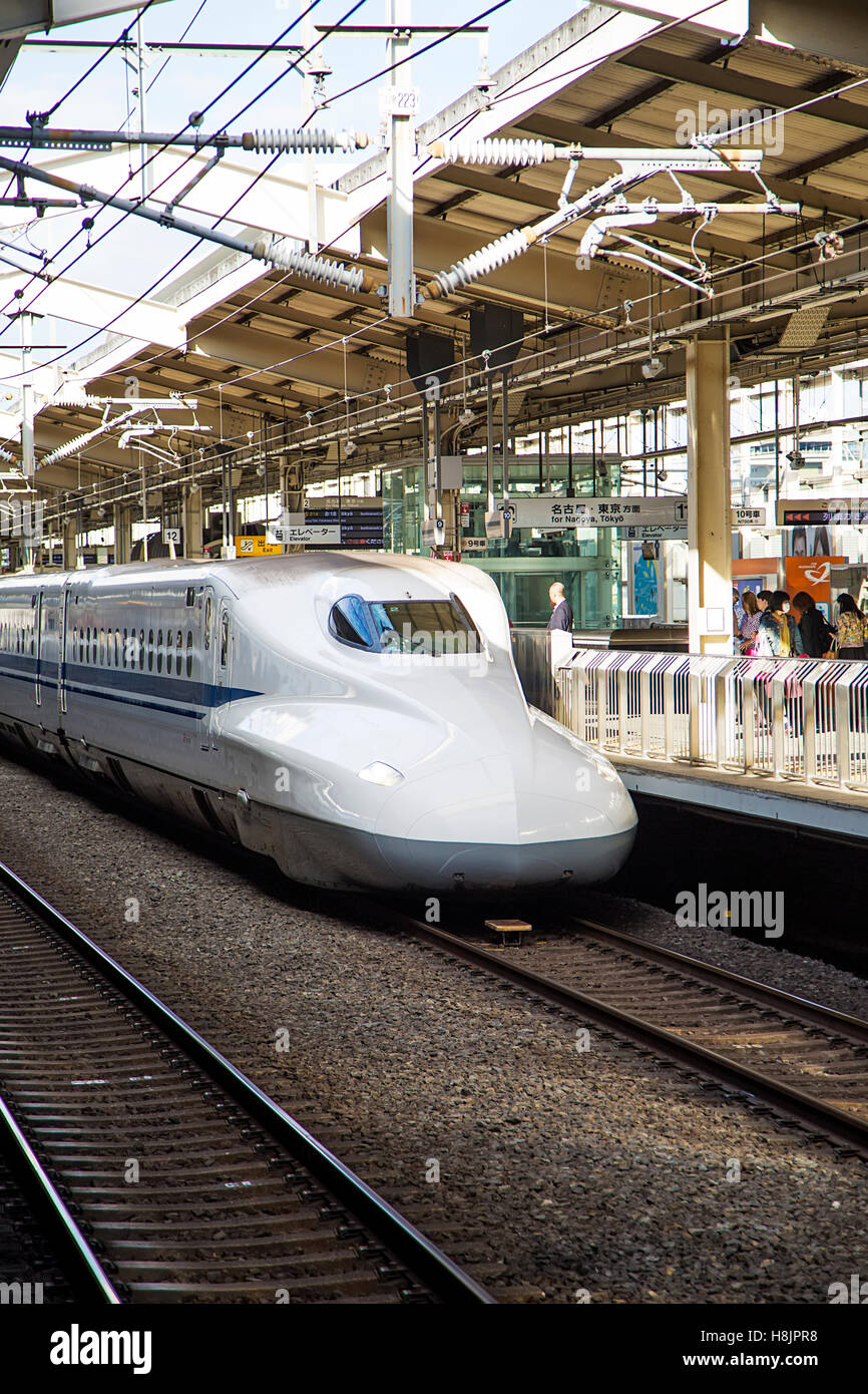 HIROSHIMA, Giappone - 10 ottobre 2016: Shinkansen N700 velocità il treno alla stazione di Hiroshima in Giappone. N700 serie i treni dispongono di una maximu Foto Stock