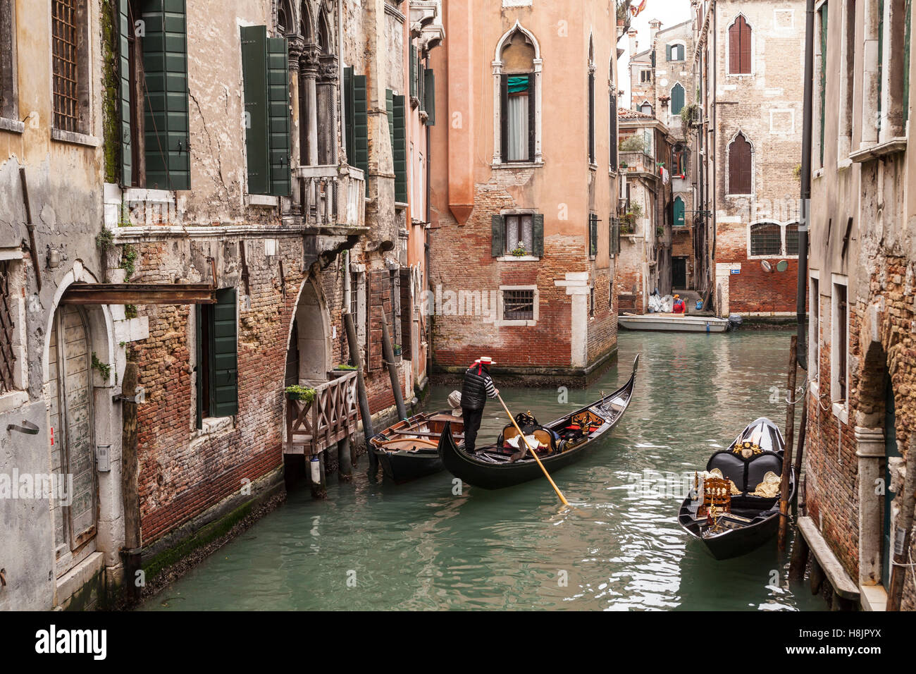 Un gondoliere a Venezia, Italia. Foto Stock
