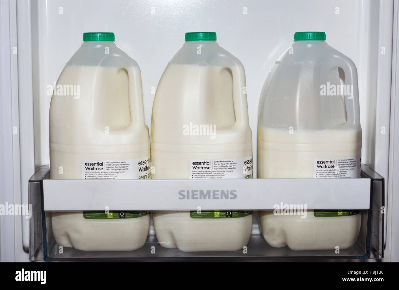 Waitrose essenziale il latte parzialmente scremato Foto Stock