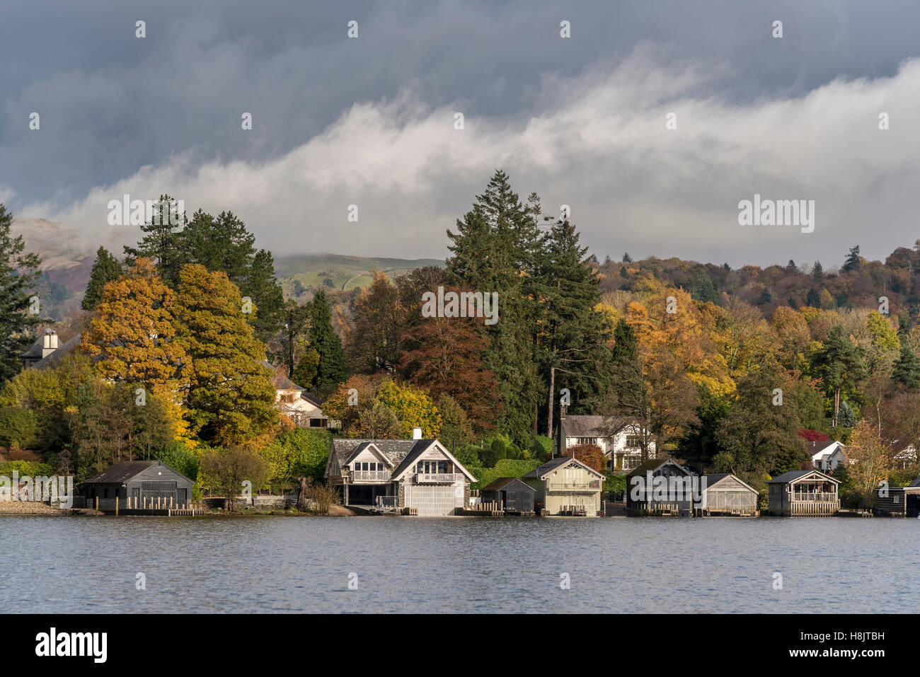 Lago di Windermere Cumbria North West England. I colori autunnali case con proprietà boathouses sulle rive. Foto Stock