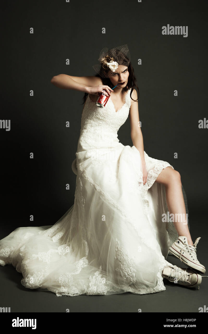Milano, Italia-Febbraio 14, 2014 foto evento con bellissimo modello di moda nell'immagine della sposa Foto Stock