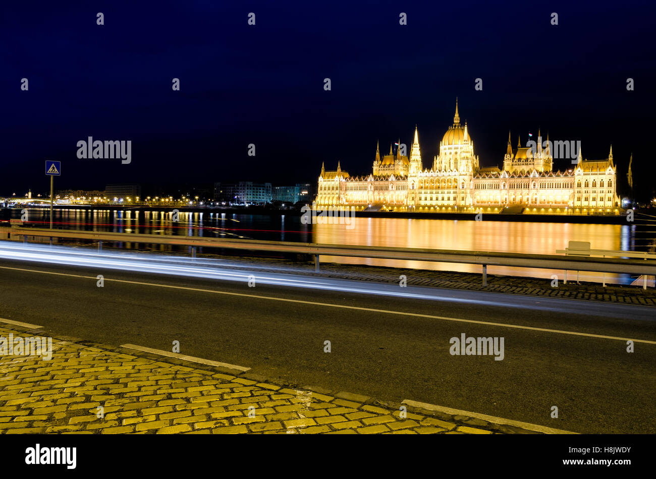 Scena notturna di Budapest con auto sentieri illuminati e il palazzo del parlamento in background Foto Stock