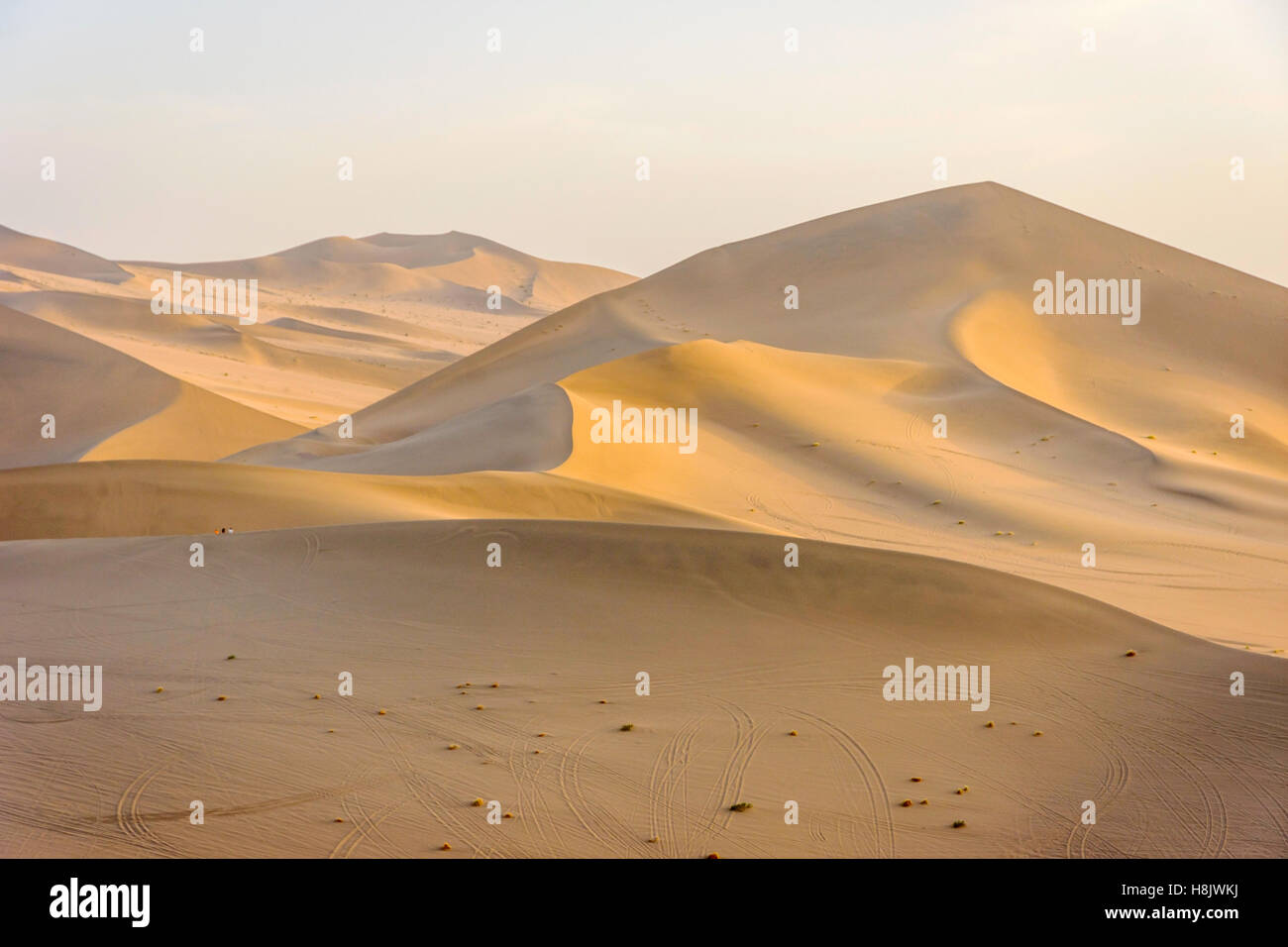 Colorate dune di sabbia nel deserto dei Gobi nel sole del pomeriggio, Dunhuang, Cina Foto Stock