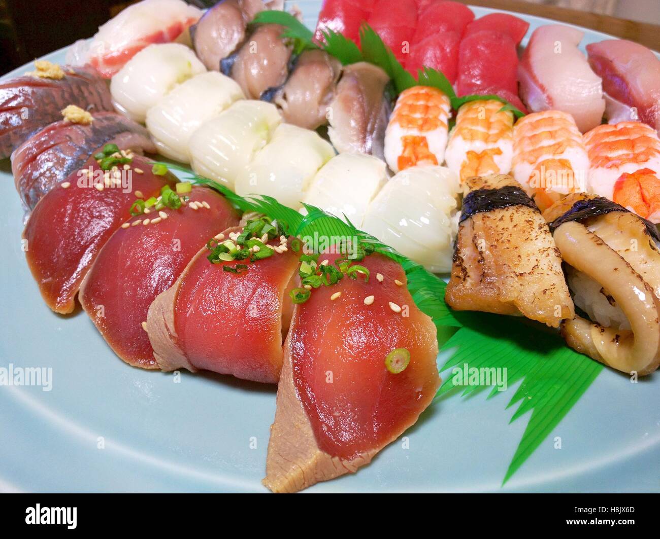 Assortimento di sushi closeup su di una piastra di diversi tipi Foto Stock