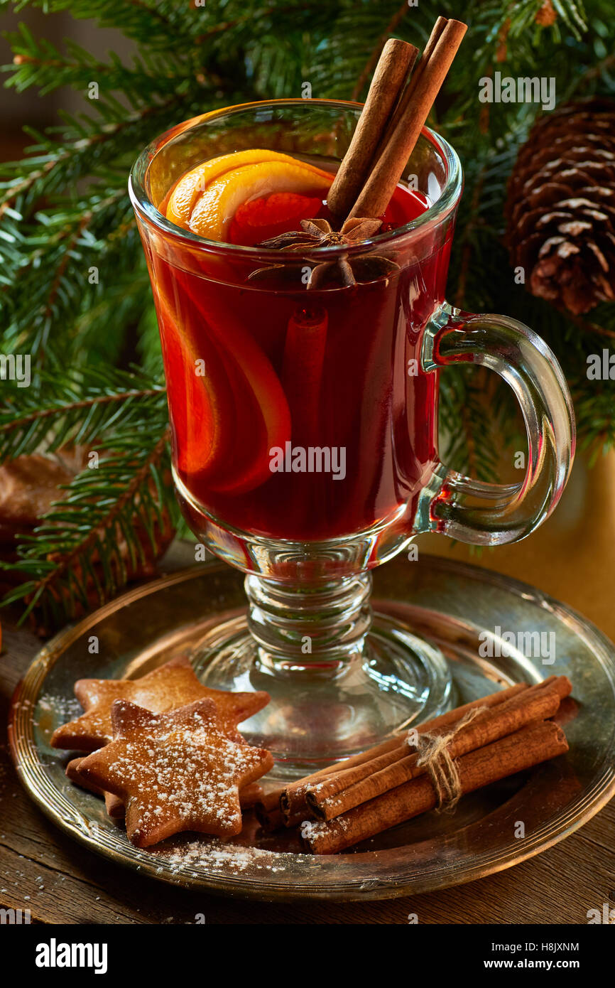 Vin brulé con bastoncini di cannella, lo zenzero cookie e rami di abete rosso Foto Stock