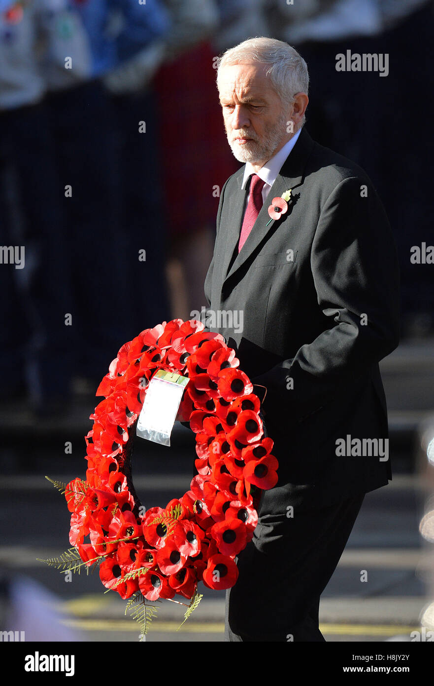 Leader laburista Jeremy Corbyn stabilisce una corona durante la commemorazione annuale domenica il servizio presso il Cenotafio memorial in Whitehall, Londra centrale, tenutasi in omaggio per i membri delle forze armate che sono morti in conflitti rilevanti. Foto Stock