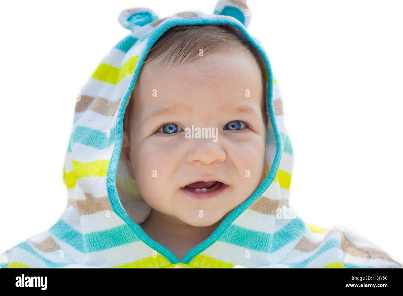 Baby boy con hooded poncho asciugamano. Isolato su sfondo bianco Foto Stock