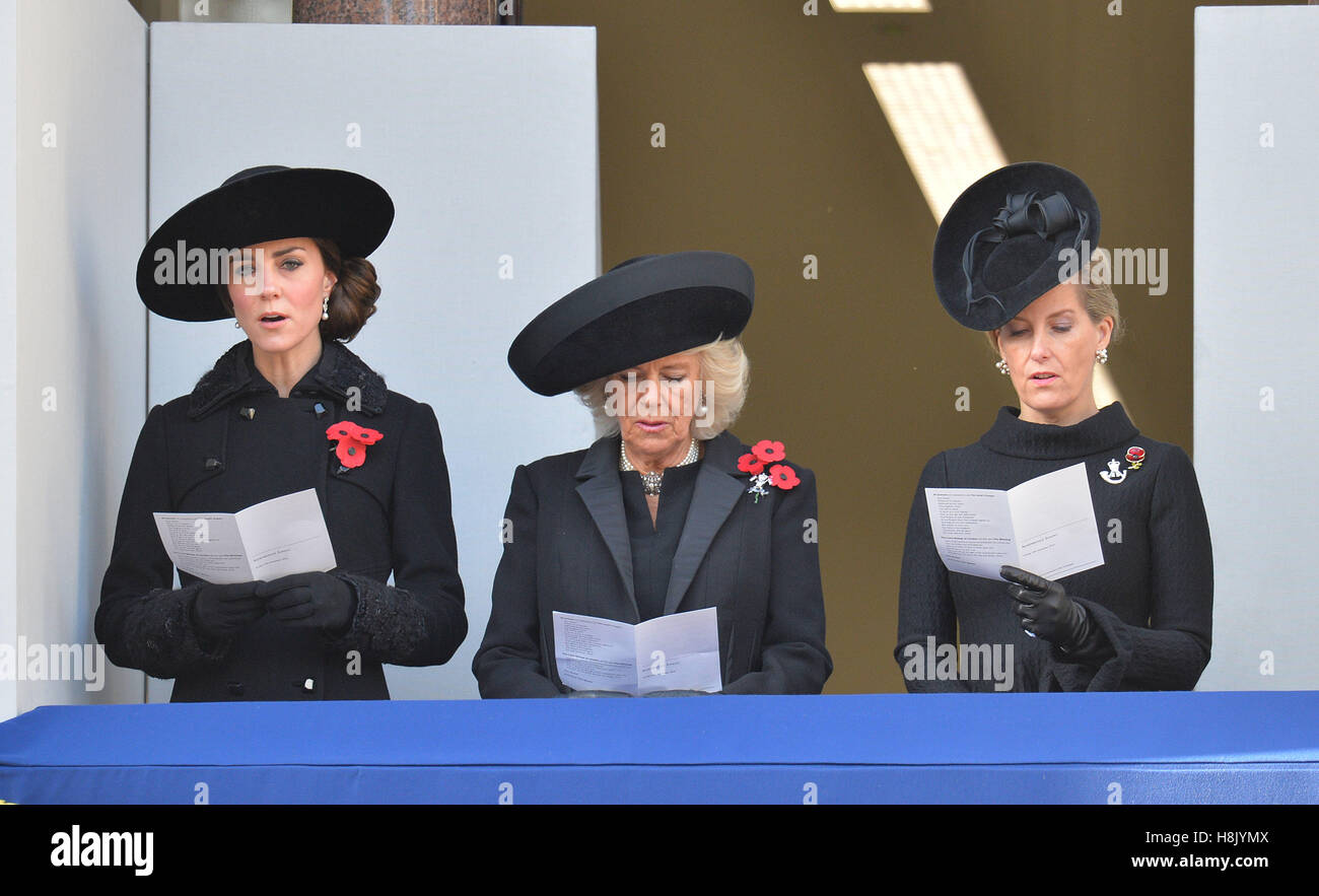 (Da sinistra a destra) la Duchessa di Cambridge, duchessa di Cornovaglia e la Contessa di Wessex durante la commemorazione annuale domenica il servizio presso il Cenotafio memorial in Whitehall, Londra centrale, tenutasi in omaggio per i membri delle forze armate che sono morti in conflitti rilevanti. Foto Stock