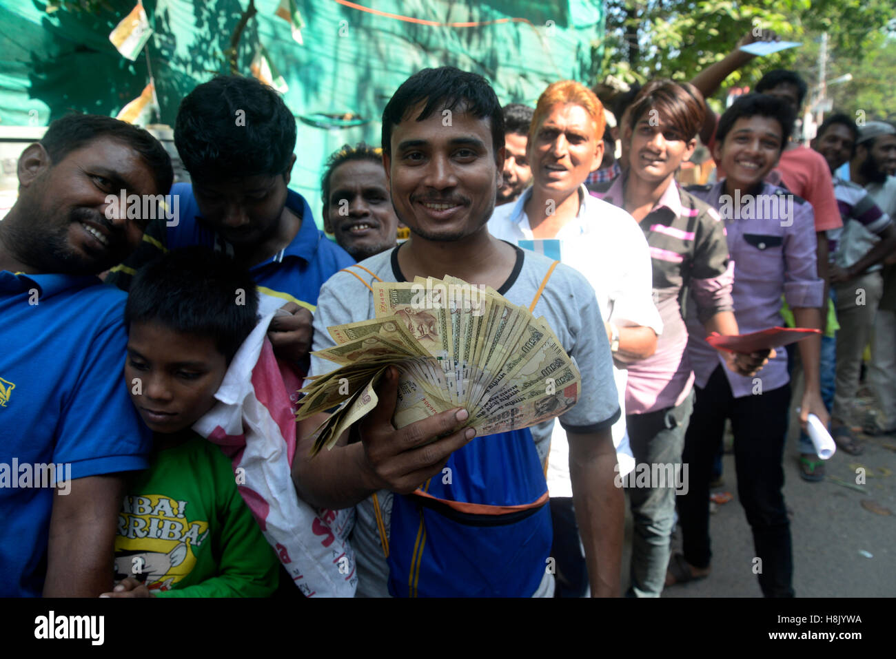 Indian mostra Rs. 500 e Rs. Banca 1000 nota e lunghi tempi di attesa per lo scambio di fronte della banca dello stato dell India. Per facilitare lo scambio e il deposito della vecchia Rs. 500 e Rs. Banca 1000 nota banca in tutta l India restano aperte per il pubblico domenica , come annunciato dal governo dell'Unione dopo demonetized Rs.500 e Rs.1000 banconote per affrontare la minaccia di denaro nero. Linea indiano fino al di fuori delle banche di deposito e di cambio banca demonetized nota dalla tarda notte. (Foto di Saikat Paolo / Pacific Stampa) Foto Stock