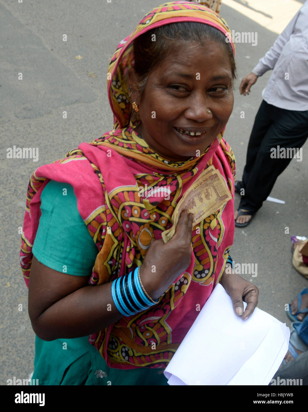 Una donna musulmana mostra Rs. 500 e Rs. Banca 1000 nota e lunghi tempi di attesa per lo scambio di fronte della banca dello stato dell India.Per facilitare lo scambio e il deposito della vecchia Rs. 500 e Rs. Banca 1000 nota banca in tutta l India restano aperte per il pubblico domenica , come annunciato dal governo dell'Unione dopo demonetized Rs.500 e Rs.1000 banconote per affrontare la minaccia di denaro nero. Linea indiano fino al di fuori delle banche di deposito e di cambio banca demonetized nota dalla tarda notte. (Foto di Saikat Paolo / Pacific Stampa) Foto Stock