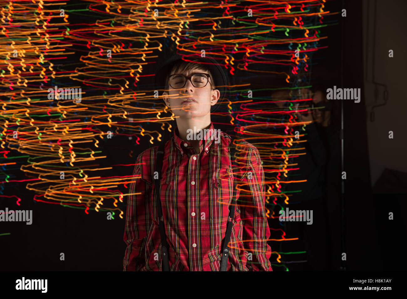 Teen in luci di vorticazione Foto Stock