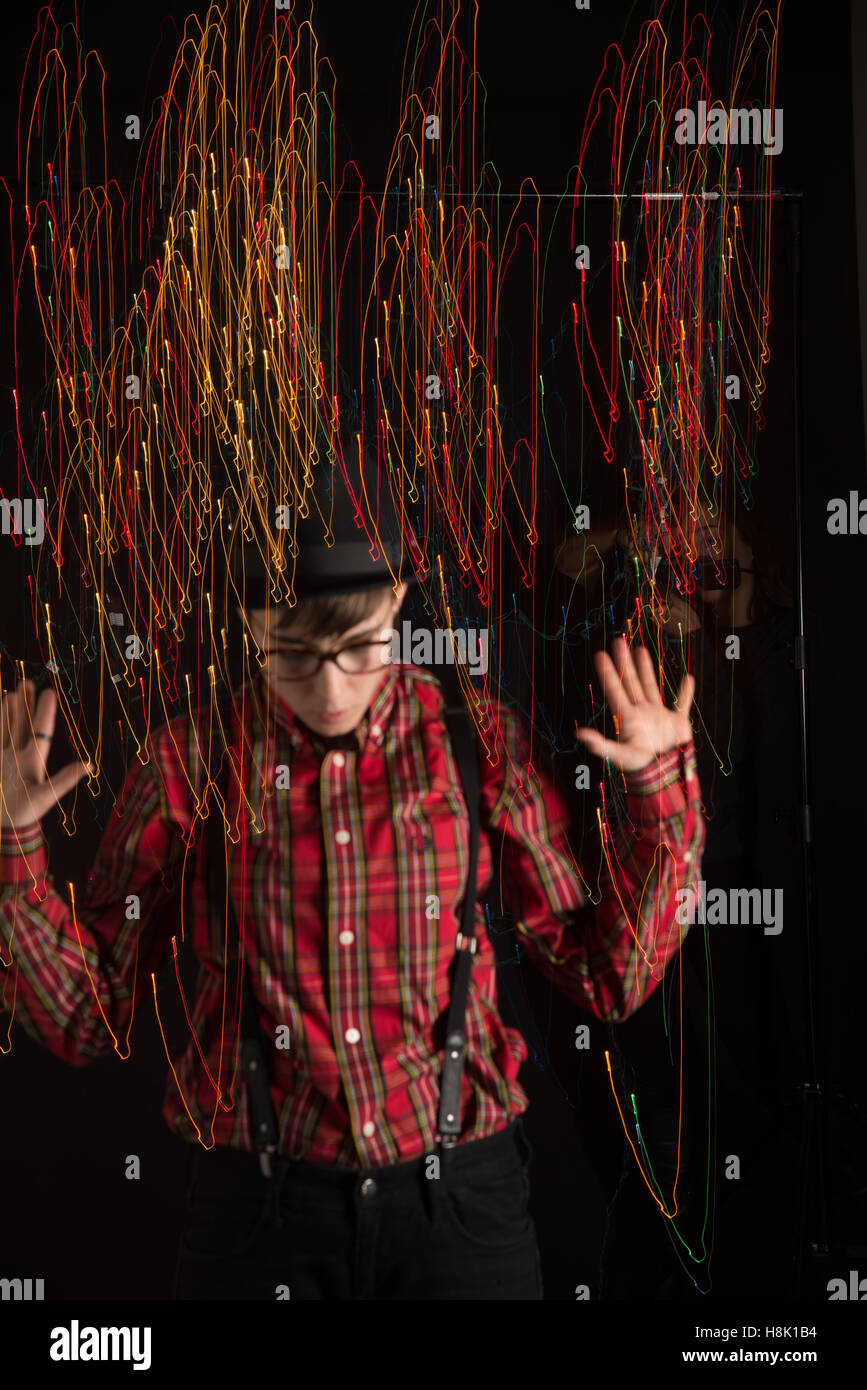 Teen in luci di vorticazione Foto Stock