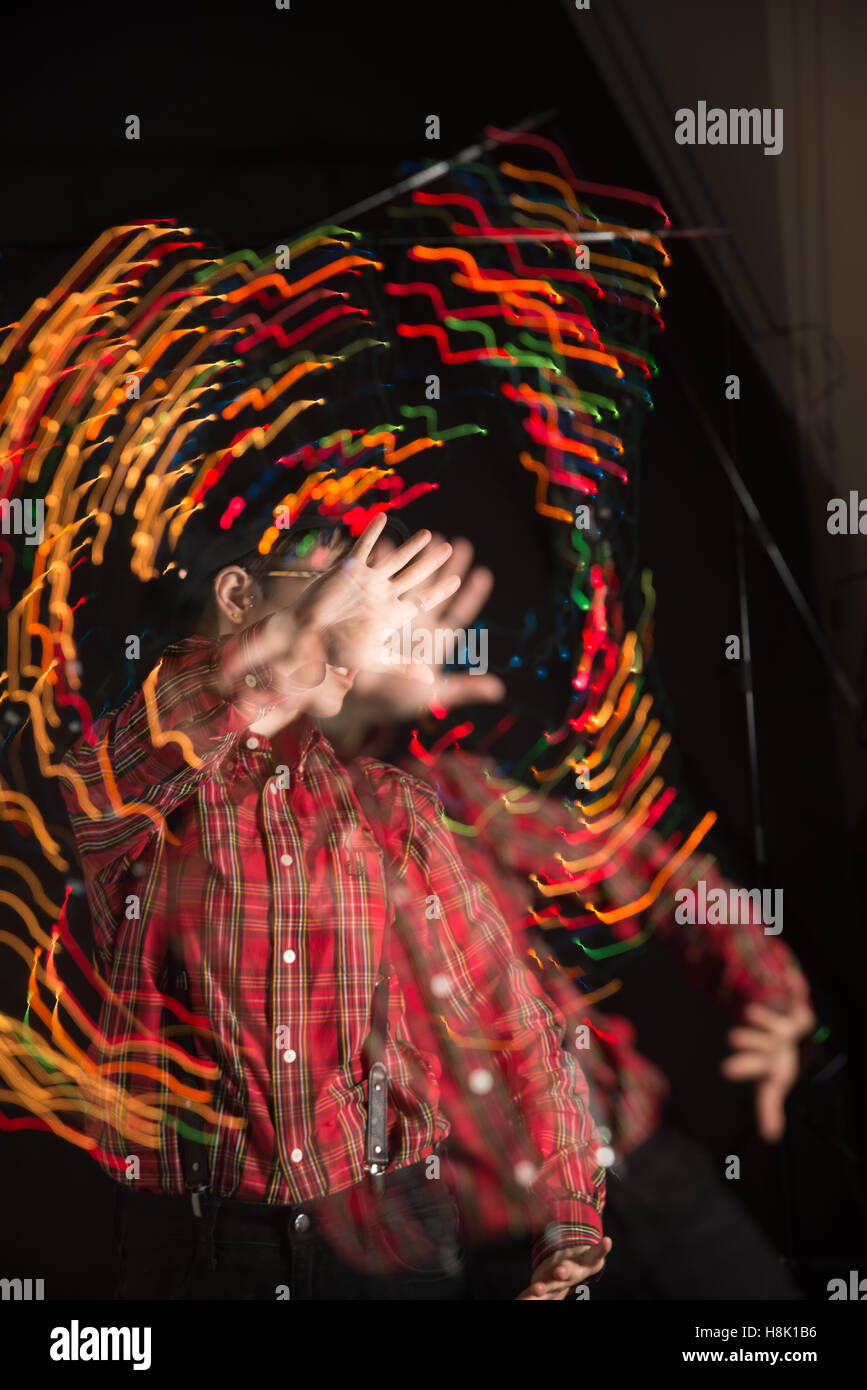 Teen in luci di vorticazione Foto Stock
