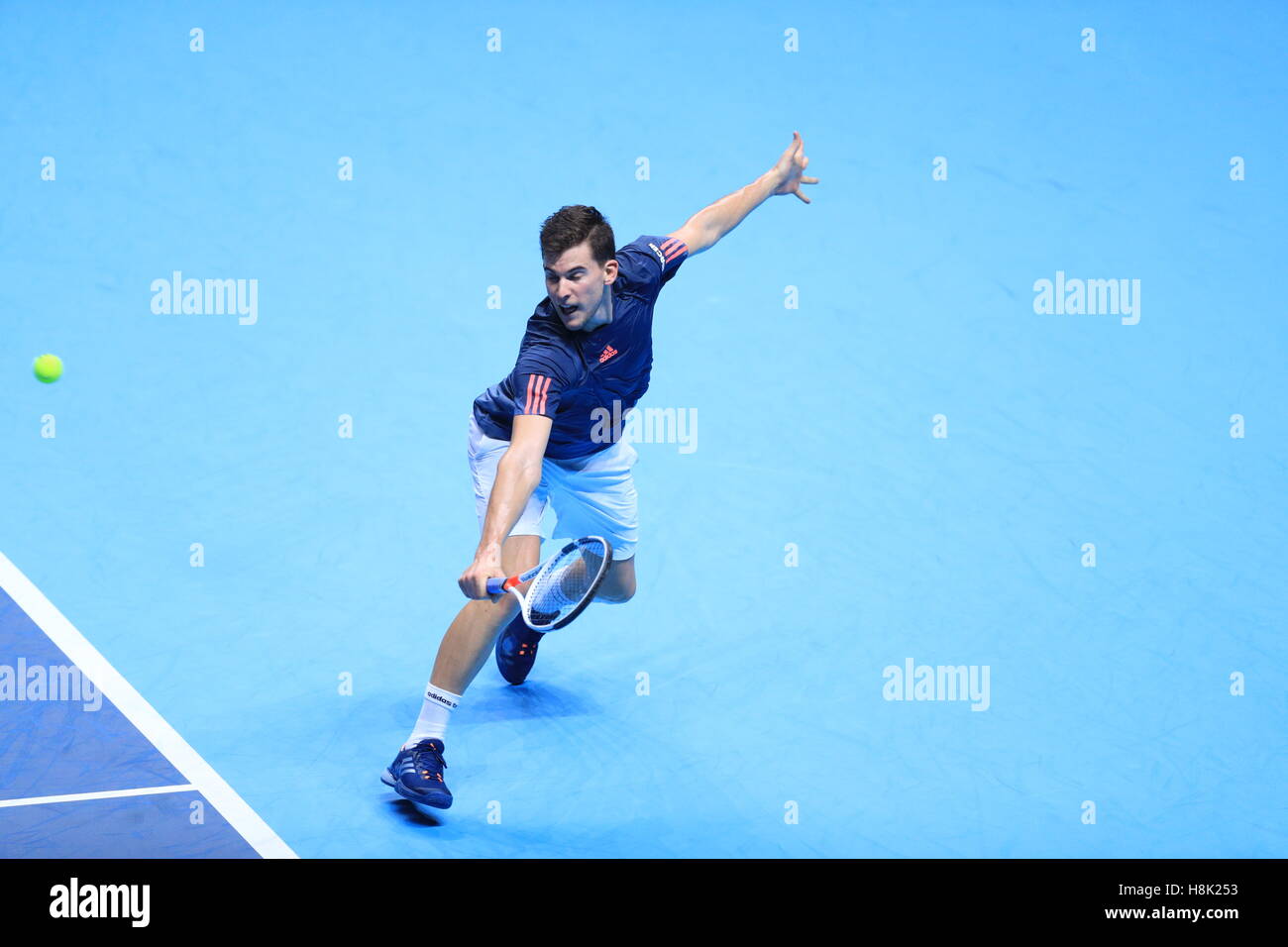 Dominic Thiem dell'Austria in azione contro Novak Djokovic della Serbia durante il giorno uno delle finali del Barclays ATP World Tour all'O2 di Londra. PREMERE ASSOCIAZIONE foto. Data immagine: Domenica 13 novembre 2016. Vedi PA storia TENNIS Londra. Il credito fotografico dovrebbe essere: Adam Davy/PA Wire. Foto Stock