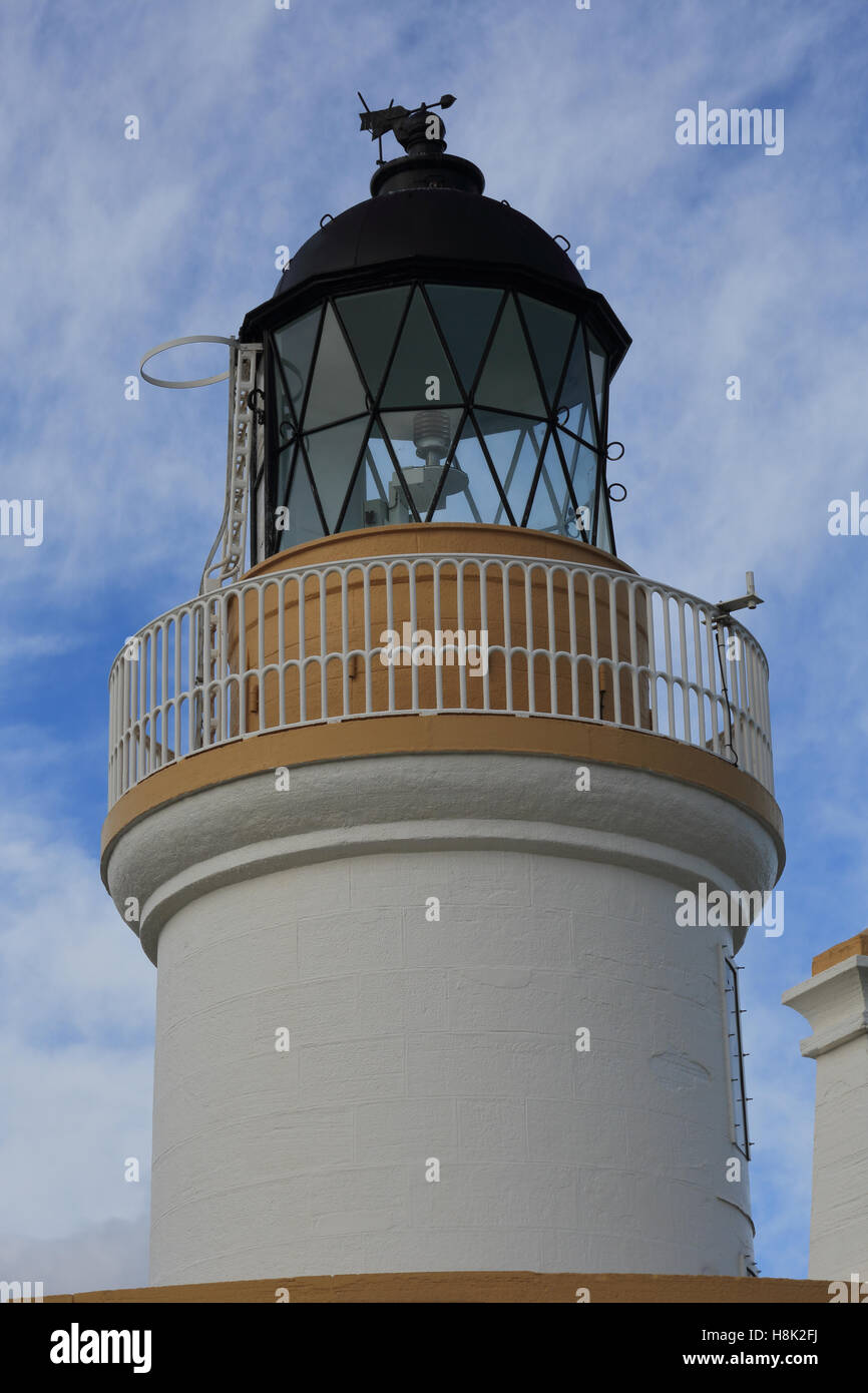La torre di Chanonry Point lighthouse contro un cielo blu con nuvole bianche Foto Stock