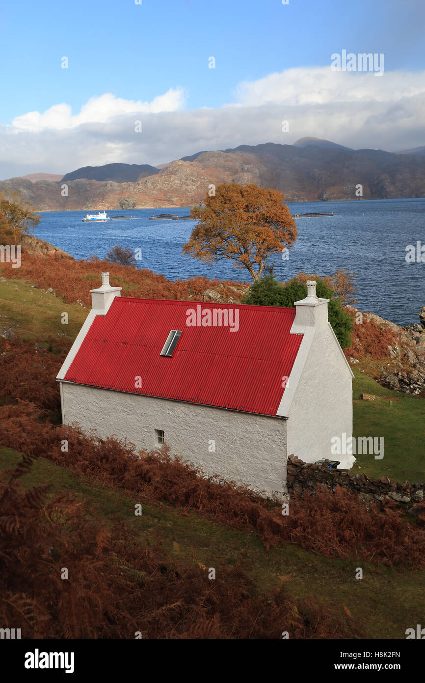 Graziosi cottage con il tetto rosso dalle sponde del Loch Shieldaig in autunno Foto Stock
