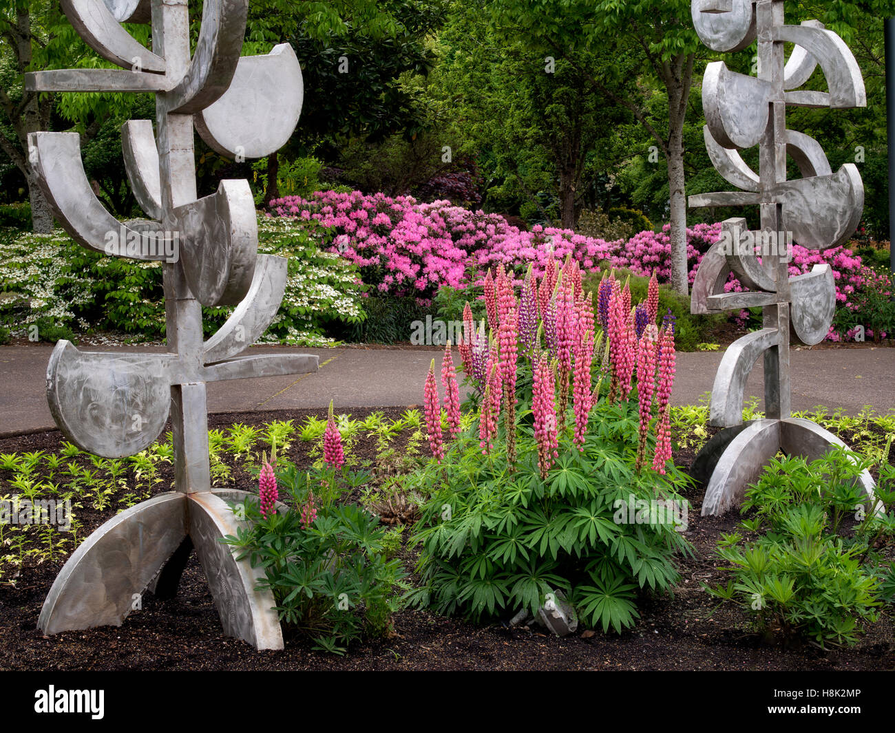 Scultura di metallo. lupini e rododendri. Oregon giardino, Oregon Foto Stock