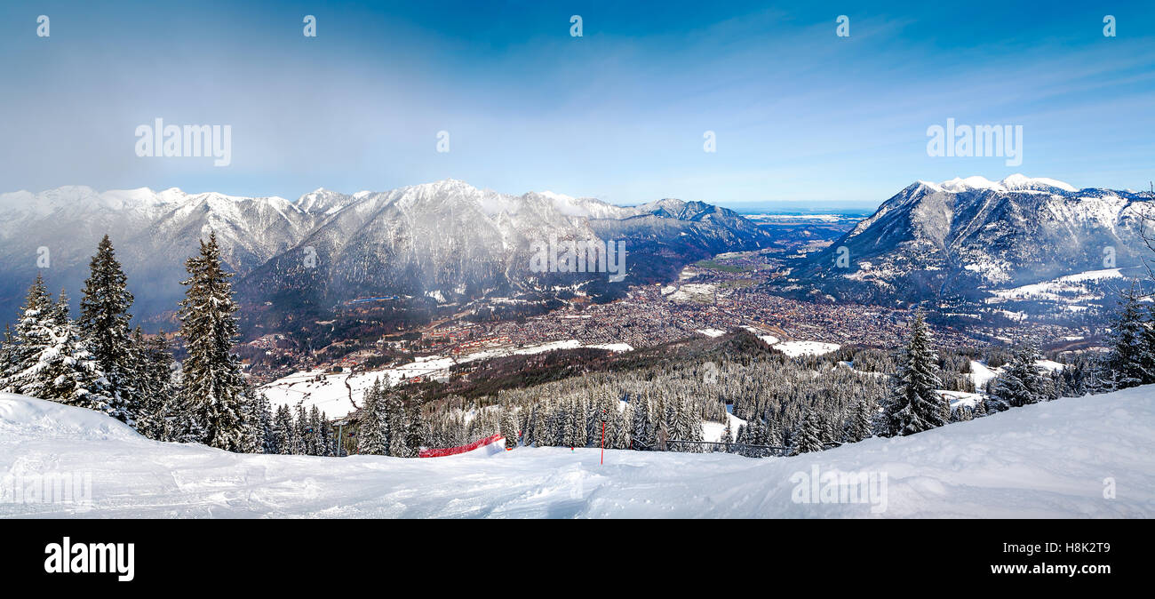 Viste panoramiche sulle Alpi e Garmisch-Partenkirchen. : Resort sciistico di Garmisch-Partenkirchen, Alpi Bavaresi, Germania Foto Stock