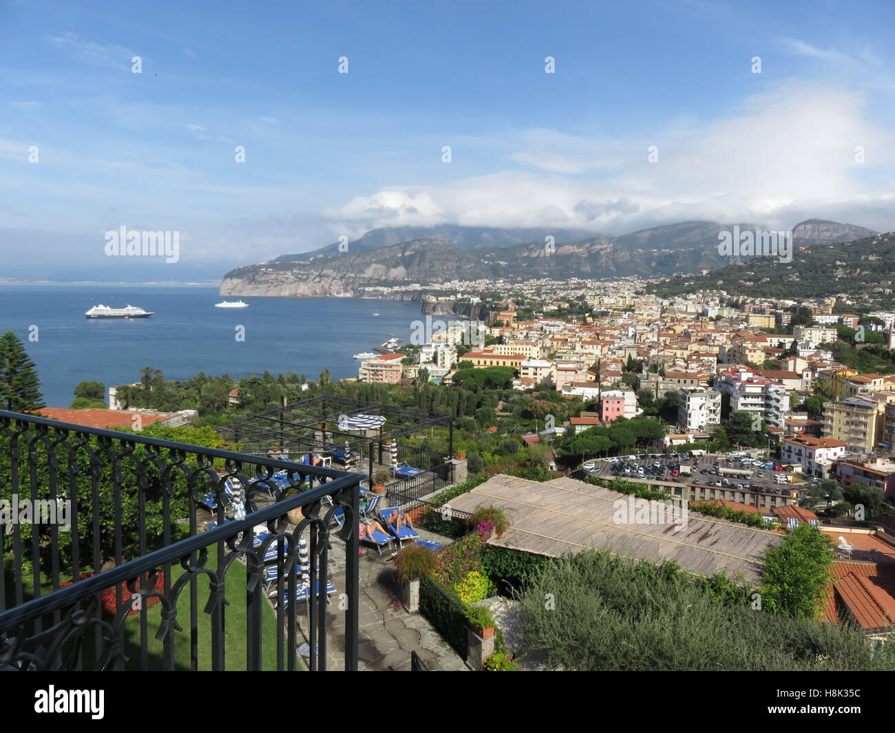 Vista di Sorrento al Grand Hotel Capodimonte room Foto Stock
