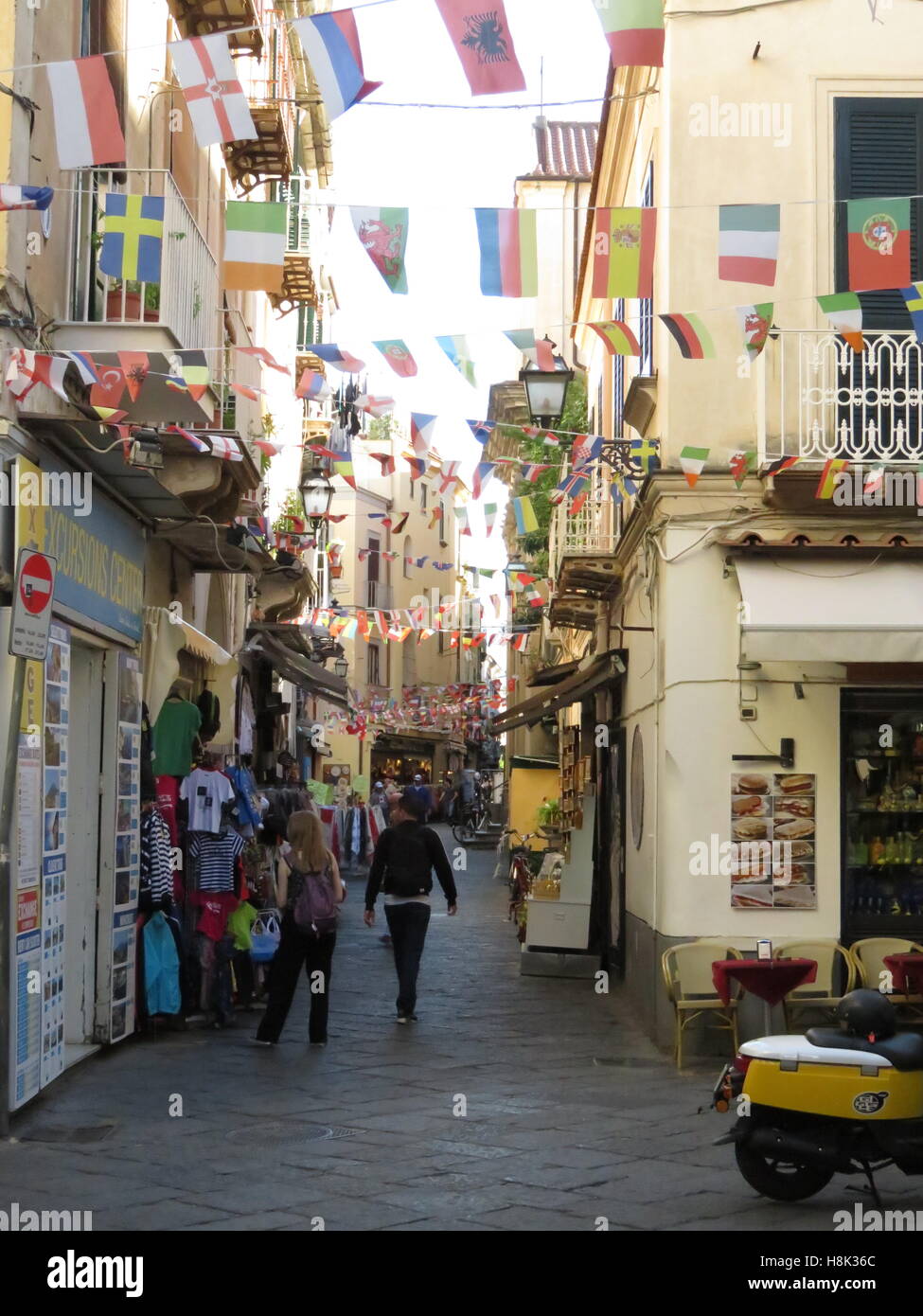 Sorrento street con i turisti e della pasticceria locale Foto Stock
