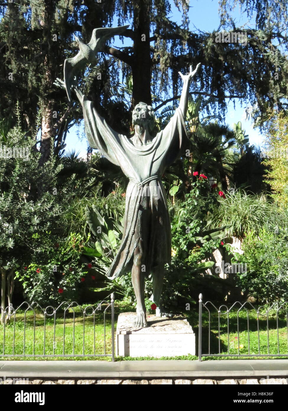 Statua di fronte al chiostro di San Francesco a Sorrento Foto Stock