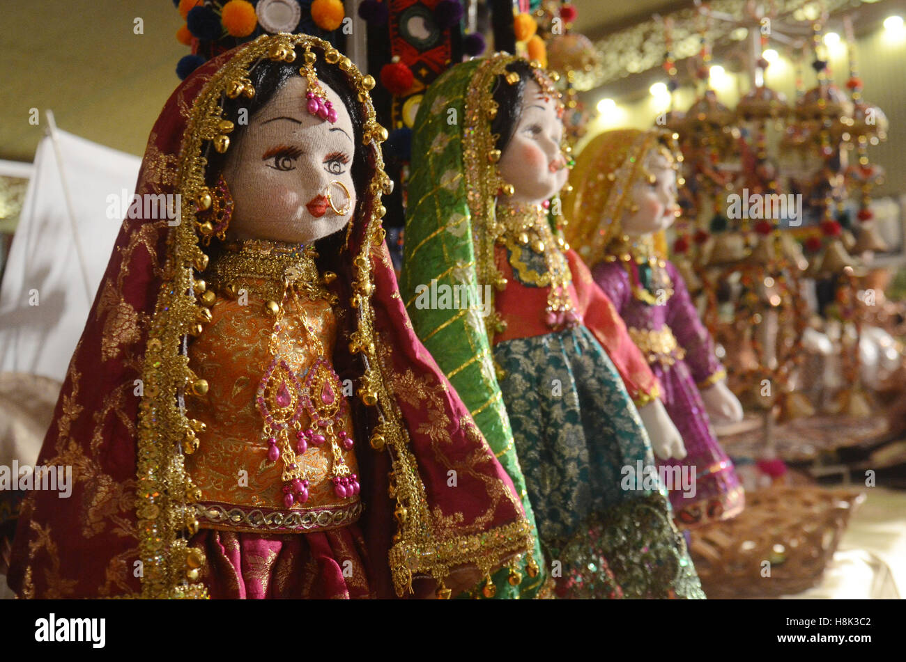 Lahore, Pakistan. Xiii Nov, 2016. Visitatori pakistano tenendo interesse per gli elementi visualizzati durante il secondo giorno del (DAACHI) Arti e Mestieri Fiera mostra organizzata dalla Fondazione Daachi. Prodotti fatti a mano contenente tessuti, ceramiche, Hunza scialli, gioielli etnici, artigianato da Gilgit, Hyderabadi schiave, Phulkari da Haripur, Taxila sculture in pietra, mobili dipinti a mano, chioschi, arte carrello merci, chioschi, dipinti arti e mestieri. © Rana Sajid Hussain/Pacific Press/Alamy Live News Foto Stock