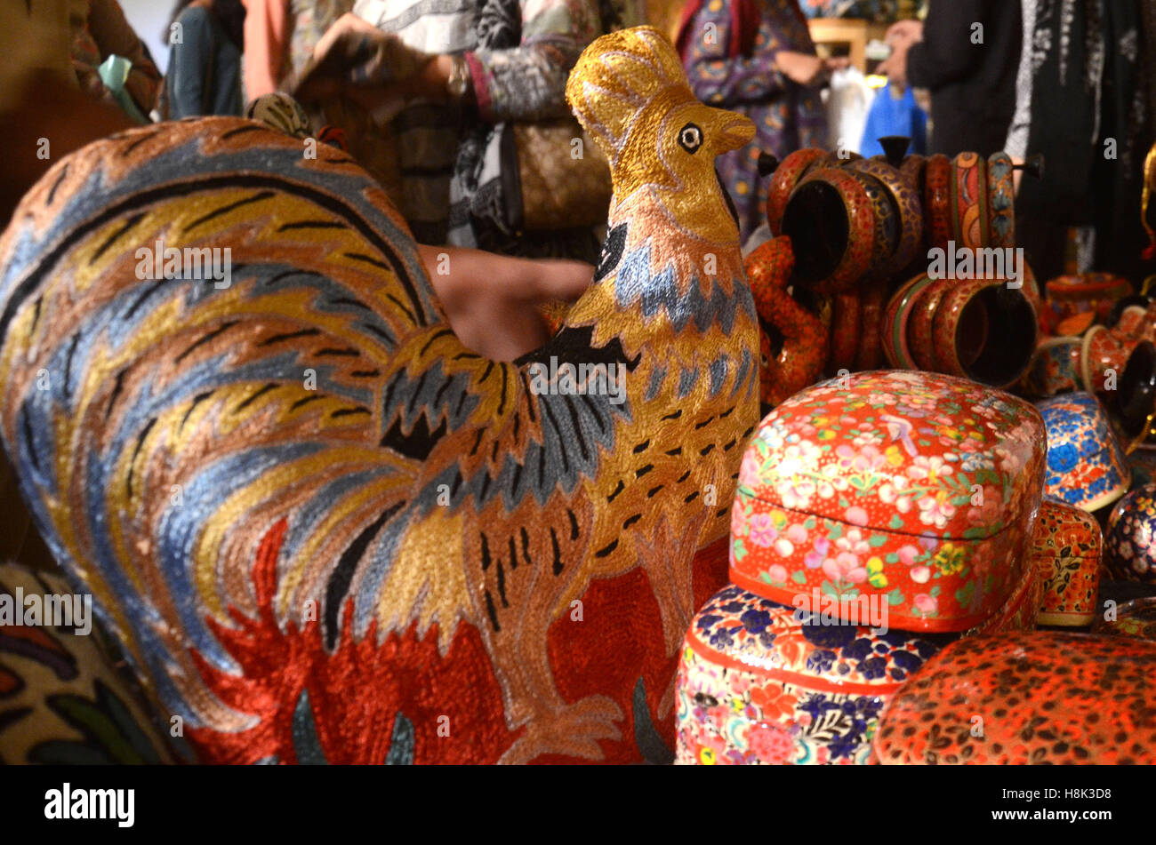 Lahore, Pakistan. Xiii Nov, 2016. Visitatori pakistano tenendo interesse per gli elementi visualizzati durante il secondo giorno del (DAACHI) Arti e Mestieri Fiera mostra organizzata dalla Fondazione Daachi. Prodotti fatti a mano contenente tessuti, ceramiche, Hunza scialli, gioielli etnici, artigianato da Gilgit, Hyderabadi schiave, Phulkari da Haripur, Taxila sculture in pietra, mobili dipinti a mano, chioschi, arte carrello merci, chioschi, dipinti arti e mestieri. © Rana Sajid Hussain/Pacific Press/Alamy Live News Foto Stock