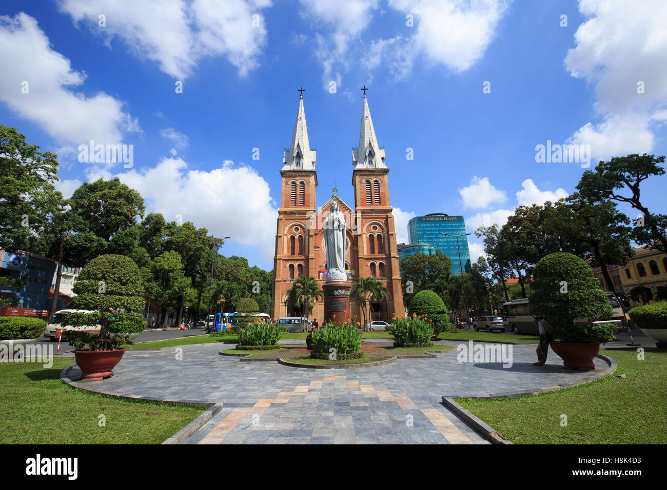 Saigon la cattedrale di Notre Dame, in una daylife, costruire nel 1883 dai coloni francesi. Vista da Parkson Plaza. Foto Stock