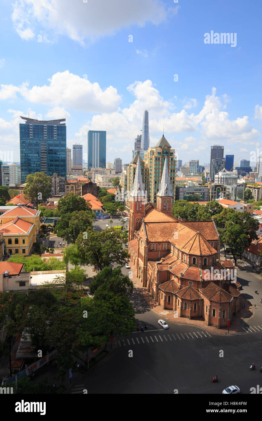 Saigon la cattedrale di Notre Dame, in una daylife, costruire nel 1883 dai coloni francesi. Vista da Parkson Plaza. Foto Stock