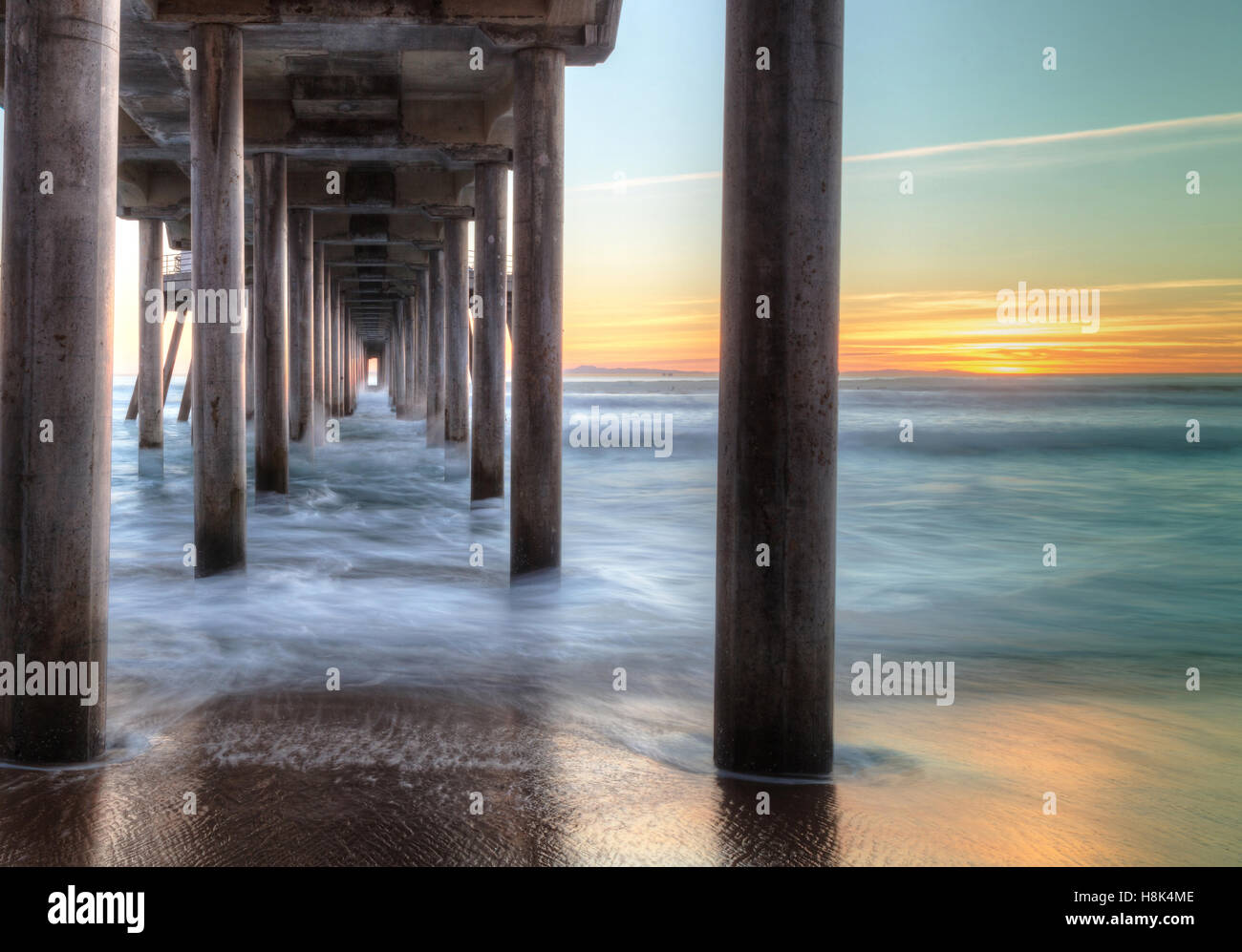 HDR tramonto dietro la Huntington Beach pier nella California del Sud Foto Stock