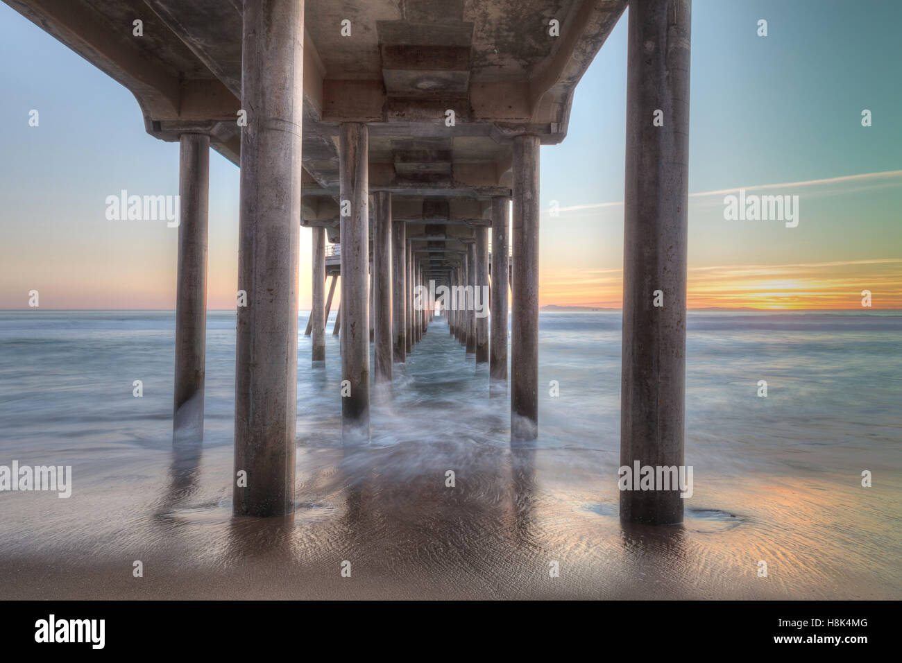 HDR tramonto dietro la Huntington Beach pier nella California del Sud Foto Stock