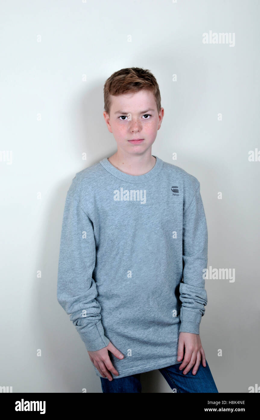 Giovane ragazzo pongono alla moda teenager moderno modello 2016 Foto stock  - Alamy