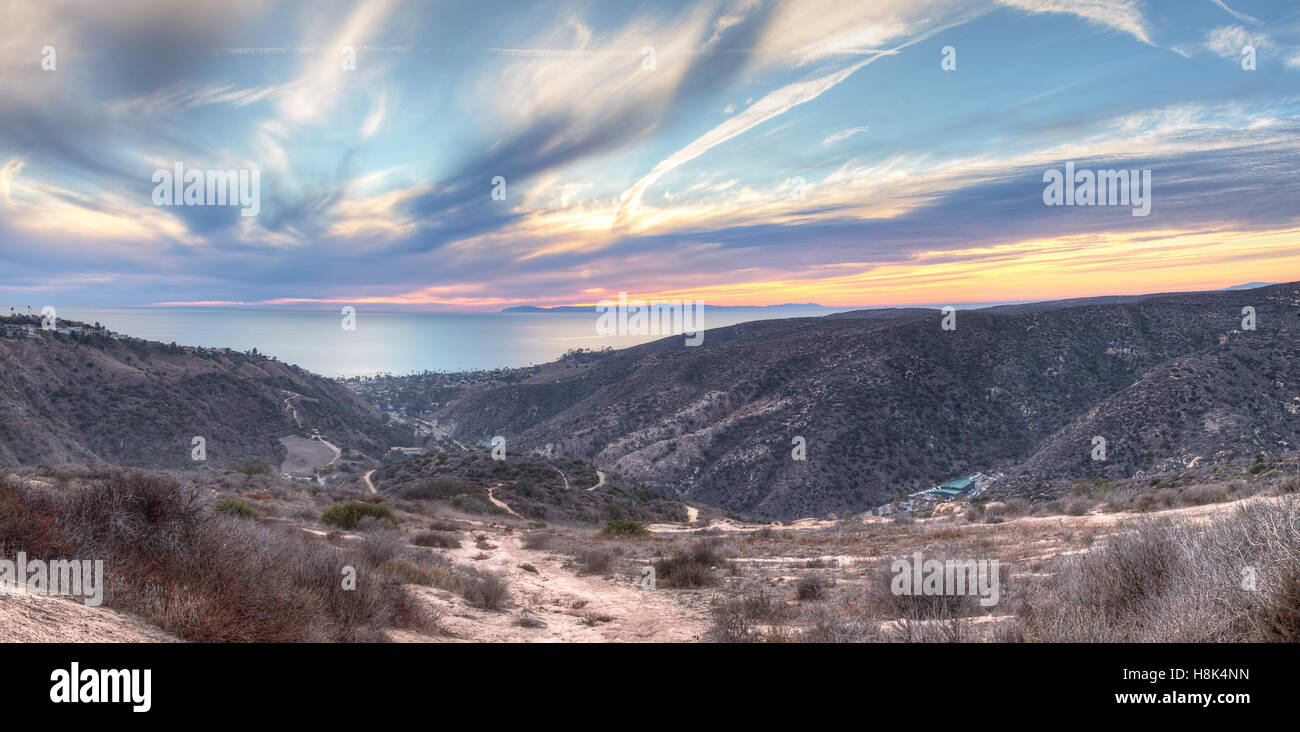 Laguna Canyon Road che conduce all'oceano dalla parte superiore del mondo sentiero escursionistico in Laguna Beach al tramonto Foto Stock