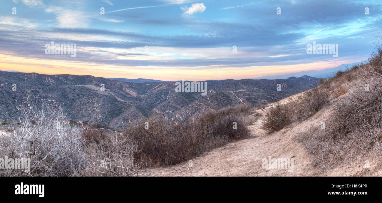 Parte superiore del mondo sentiero escursionistico nel deserto di Laguna Beach in California al tramonto Foto Stock